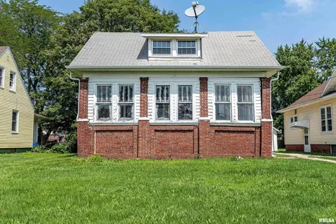 429 E Fort St, Farmington, IL 61531