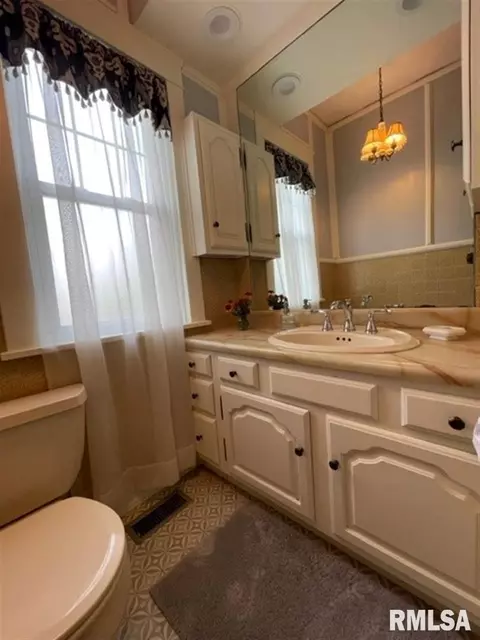 703 E Carroll St, Macomb, IL 61455 photo 33