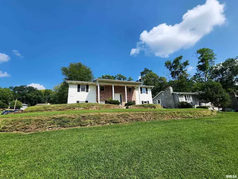 1310 N Parkway Dr, Pekin, IL 61554