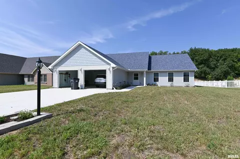 2005 Velde Dr, Pekin, IL 61554