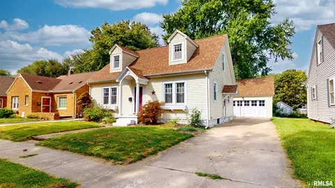 1507 S 4th St, Pekin, IL 61554