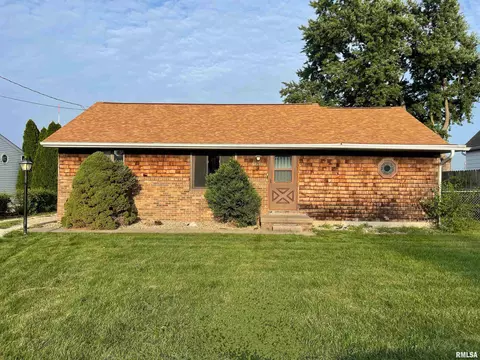 210 Robert St, East Peoria, IL 61611