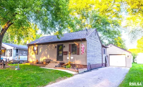 1318 S 10th St, Pekin, IL 61554