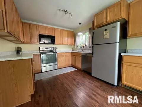 201 Meadow Dr, Macomb, IL 61455 photo 5