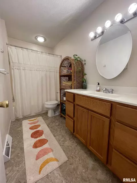 201 Meadow Dr, Macomb, IL 61455 photo 10