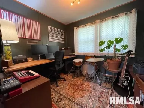 201 Meadow Dr, Macomb, IL 61455 photo 3