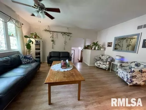 201 Meadow Dr, Macomb, IL 61455 photo 6