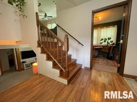 201 Meadow Dr, Macomb, IL 61455 photo 2