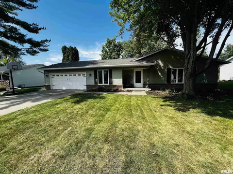 218 Evergreen Dr, Macomb, IL 61455