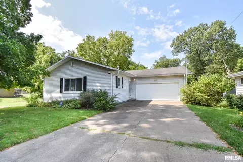 407 Sherwood Park Rd, Washington, IL 61571