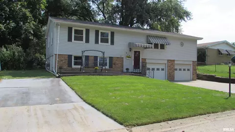 210 Devron Cir, East Peoria, IL 61611