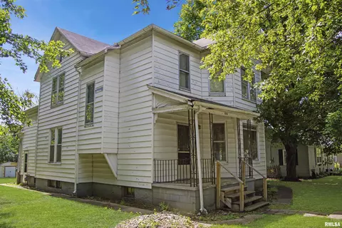 408 E 4th St, Delavan, IL 61734