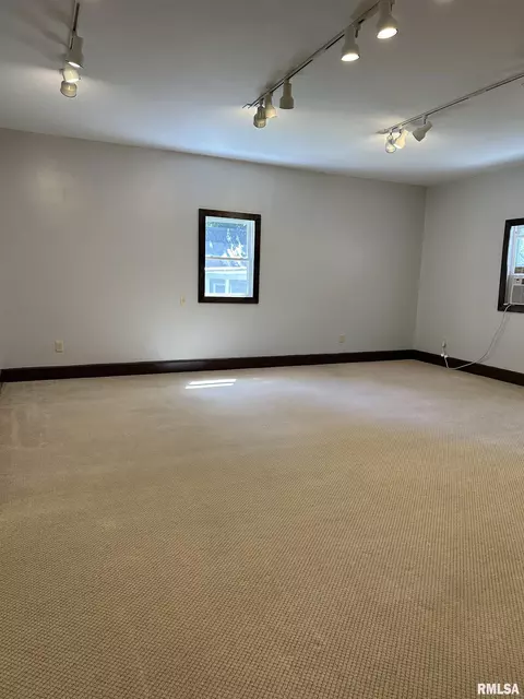 108 E College Ave, Eureka, IL 61530 photo 17