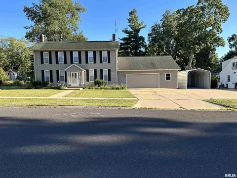 108 E College Ave, Eureka, IL 61530