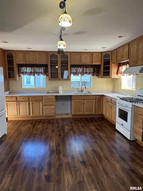 108 E College Ave, Eureka, IL 61530 photo 2