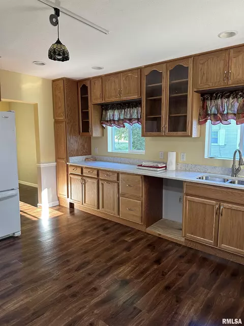 108 E College Ave, Eureka, IL 61530 photo 3