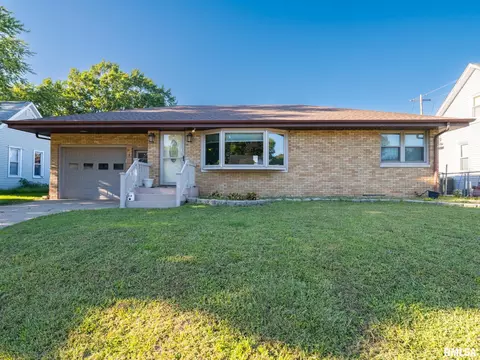 1317 Highland Ave, Pekin, IL 61554