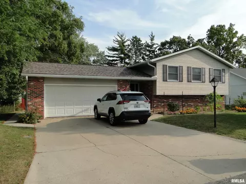 8 Indian Trl, Macomb, IL 61455