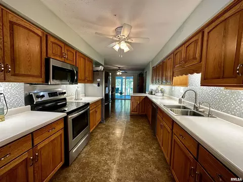 1131 N Nofsinger Rd, Metamora, IL 61548 photo 3
