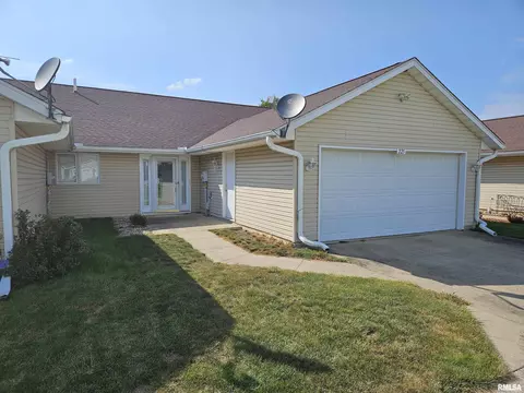 225 Scotch Pine Dr, Macomb, IL 61455 photo 2
