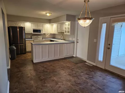 225 Scotch Pine Dr, Macomb, IL 61455 photo 8