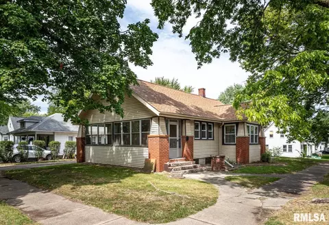 827 Prince St, Pekin, IL 61554