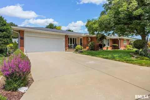 27 Northmoor Ct, Morton, IL 61550