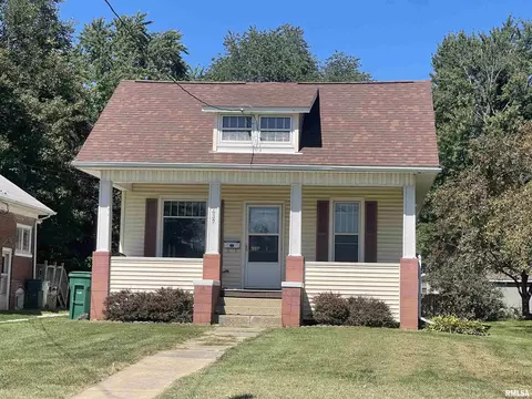 437 E Fort St, Farmington, IL 61531