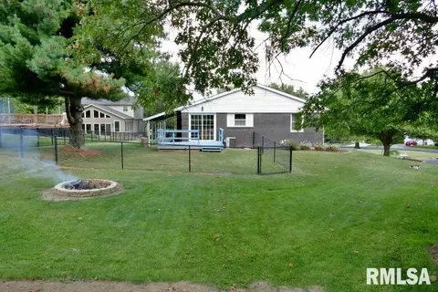 222 Indian Creek Dr, Pekin, IL 61554