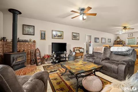 320 E 10th St, Glasford, IL 61533 photo 7