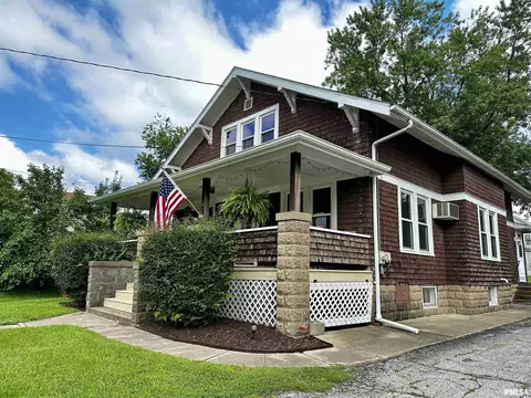 407 W Center St, Eureka, IL 61530
