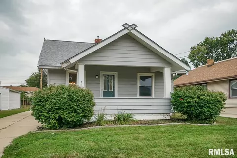 1112 S 6th St, Pekin, IL 61554