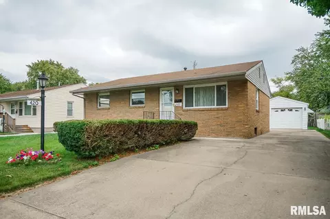 420 Capri St, Pekin, IL 61554 photo 2