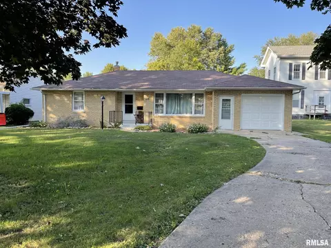 215 W Harris Ave, Bushnell, IL 61422
