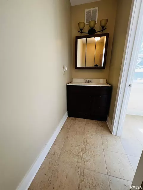 709 E Carroll St, Macomb, IL 61455 photo 10