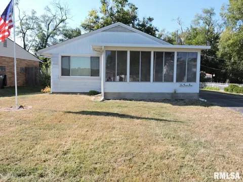 629 W Shore Dr, Pekin, IL 61554
