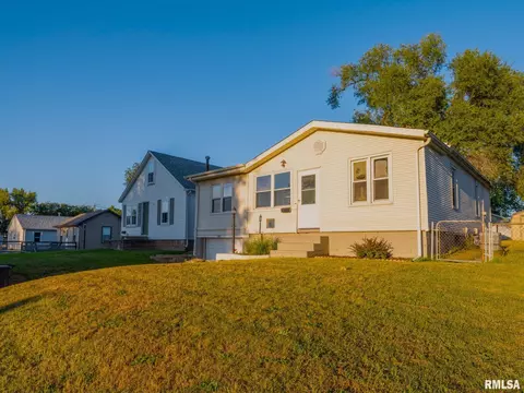 1308 S 12th St, Pekin, IL 61554