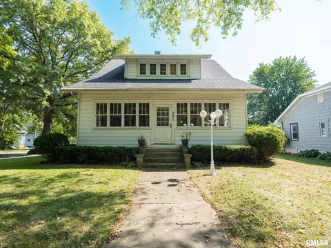 301 S White St, Mackinaw, IL 61755