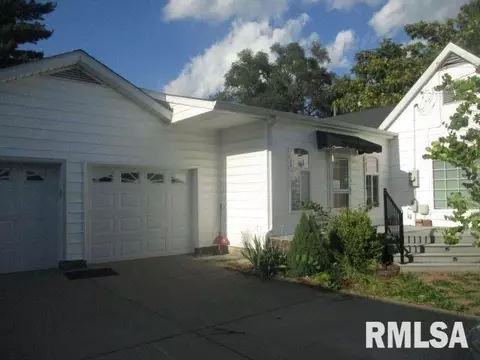 725 E Ash St, Canton, IL 61520 photo 2