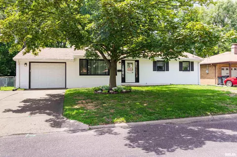 113 Arrow St, Pekin, IL 61554