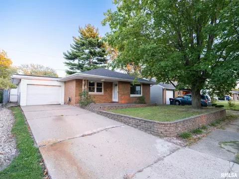 1416 N 11th St, Pekin, IL 61554