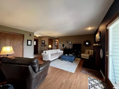 1264 Rebecca Ln, Macomb, IL 61455 photo 3