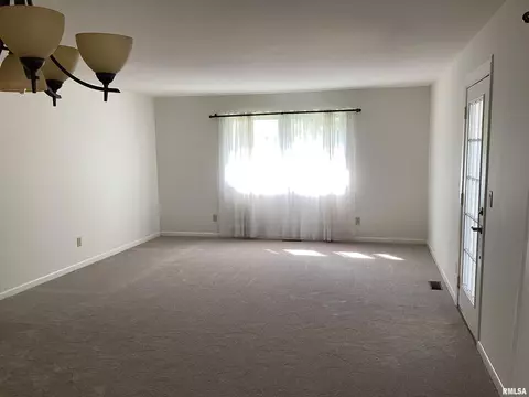 701 Meadow Dr, Macomb, IL 61455 photo 7
