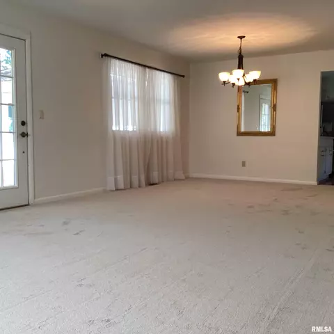 701 Meadow Dr, Macomb, IL 61455 photo 8