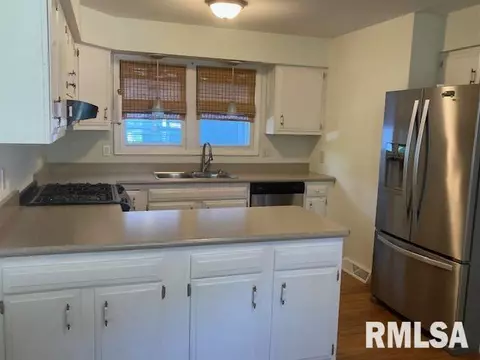 701 Meadow Dr, Macomb, IL 61455 photo 9