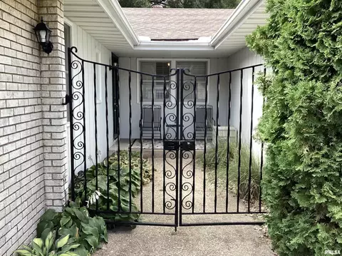 701 Meadow Dr, Macomb, IL 61455 photo 2