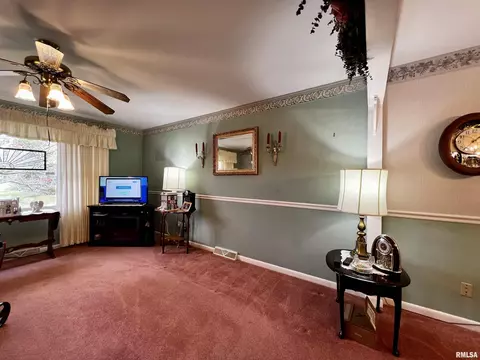 106 Timberview Dr, Macomb, IL 61455 photo 2