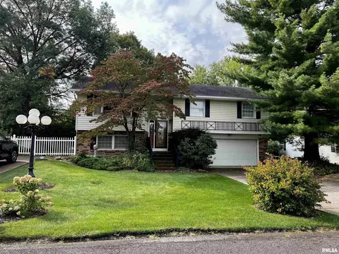 106 Timberview Dr, Macomb, IL 61455