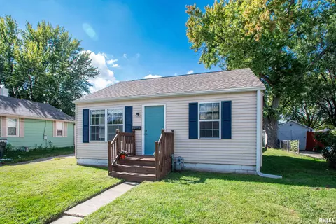 401 Woodland St, Pekin, IL 61554