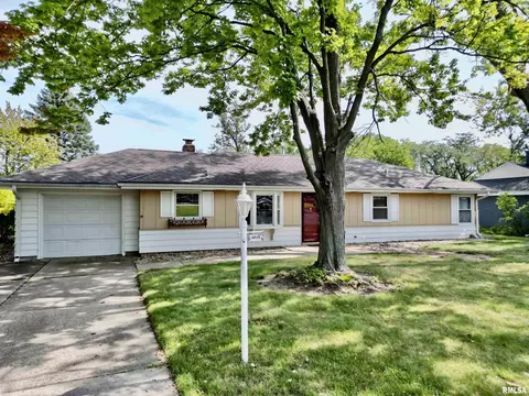 4218 N Brookmont Rd, Peoria, IL 61614
